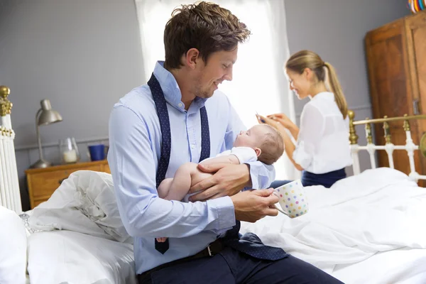 Ouders met jonge Baby In slaapkamer — Stockfoto