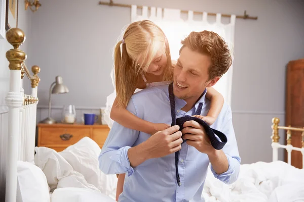 Hija ayudando a padre a vestirse —  Fotos de Stock