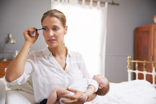 Werkende moeder zetten op make-up — Stockfoto