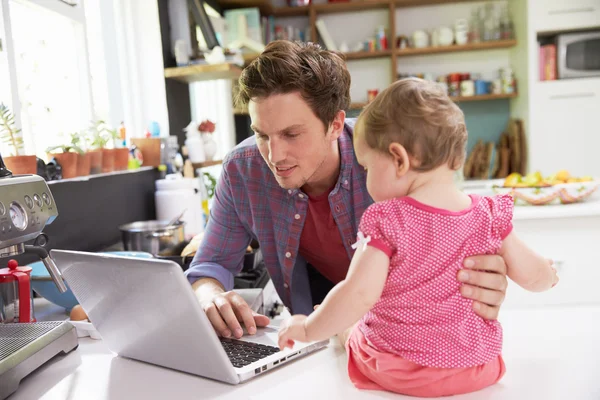 Vader en dochter via Laptop — Stockfoto