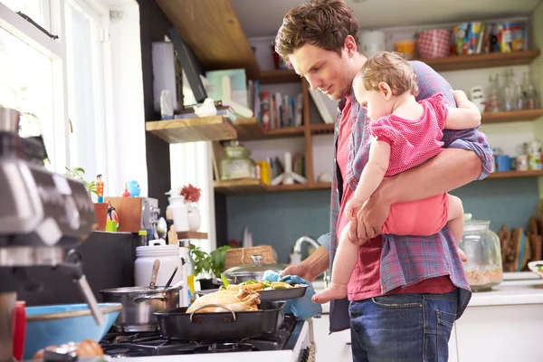 Padre cocinando comida con hija —  Fotos de Stock