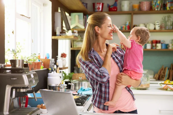 Moeder met jonge dochter met behulp van Laptop — Stockfoto