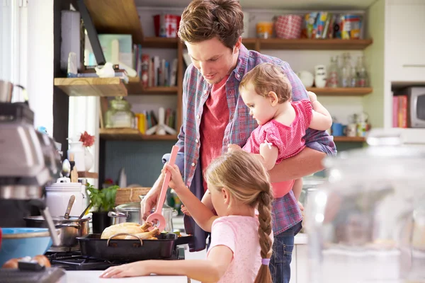 Hija ayudando a padre a cocinar la comida —  Fotos de Stock