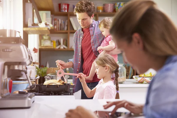 Far kockar familj måltid — Stockfoto