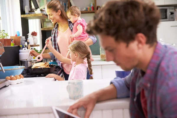 Mãe cozinheiros Família refeição — Fotografia de Stock