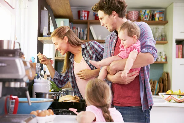 キッチンで食事を調理している家族 — ストック写真
