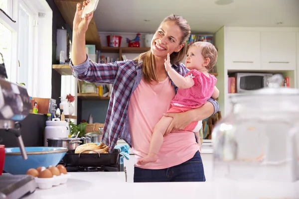 Mamma med dotter med selfie — Stockfoto