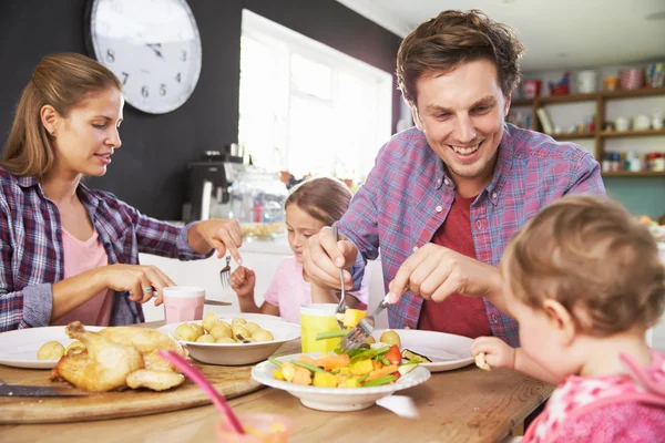 Familjen äta måltid tillsammans — Stockfoto