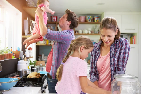 Famiglia cucina pasto in cucina — Foto Stock