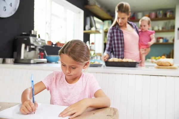 Girl Drawing Picture In Kitchen — Stock Photo, Image