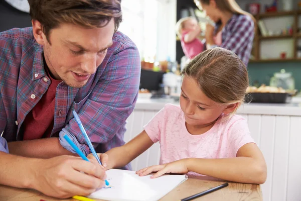 Père aidant la fille à dessiner l'image — Photo