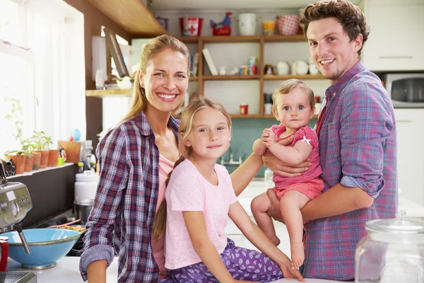 Family Cooking Meal Together — Stock Photo, Image