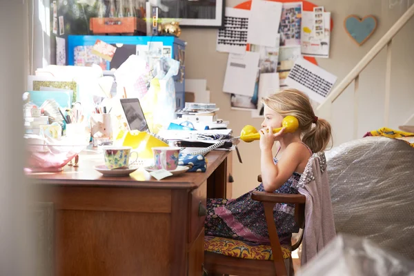 Fille assise au bureau — Photo