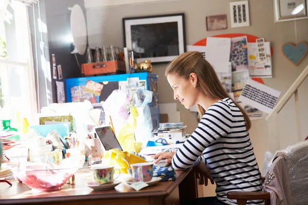 Vrouw die thuis werkt — Stockfoto