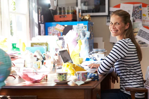 Vrouw die thuis werkt — Stockfoto