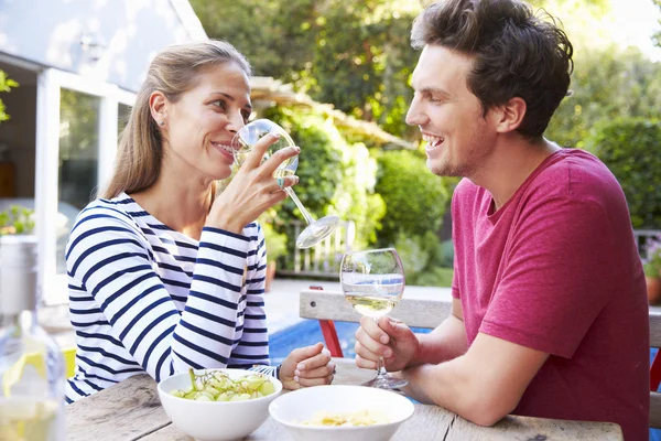 Paar genieten van drankjes In de tuin — Stockfoto