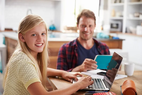Ayah dan anak menggunakan laptop — Stok Foto