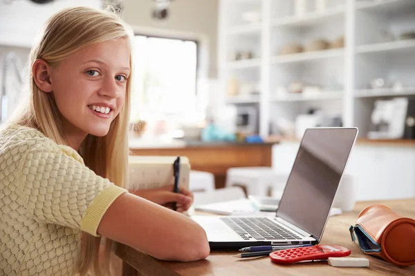 Mädchen benutzt Laptop zu Hause — Stockfoto