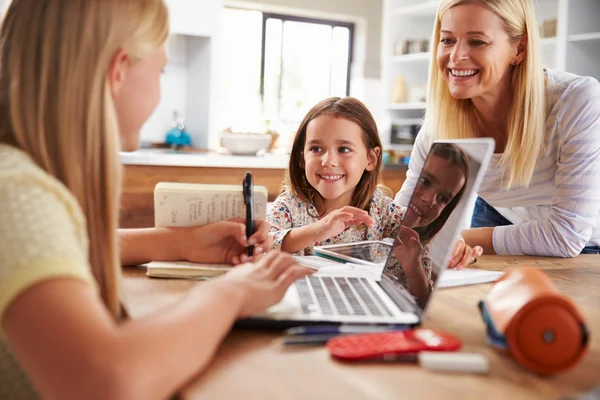 Madre pasar tiempo con las hijas —  Fotos de Stock