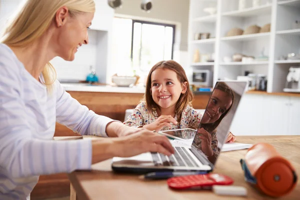 Mère utilisant un ordinateur portable avec sa fille — Photo