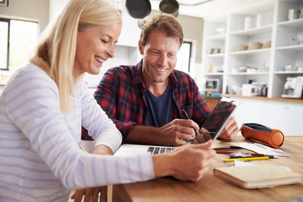 Par som använder laptop — Stockfoto