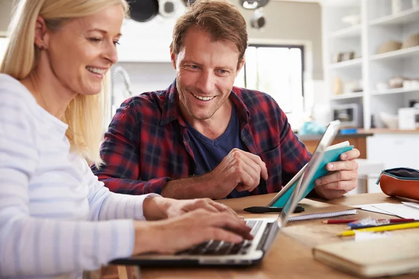 Paar met laptop — Stockfoto