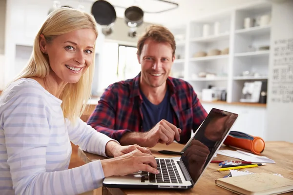 Paar nutzt Computer — Stockfoto