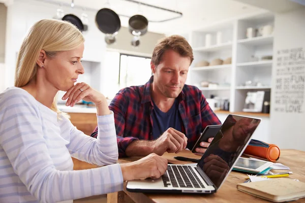 Paar met behulp van computers — Stockfoto