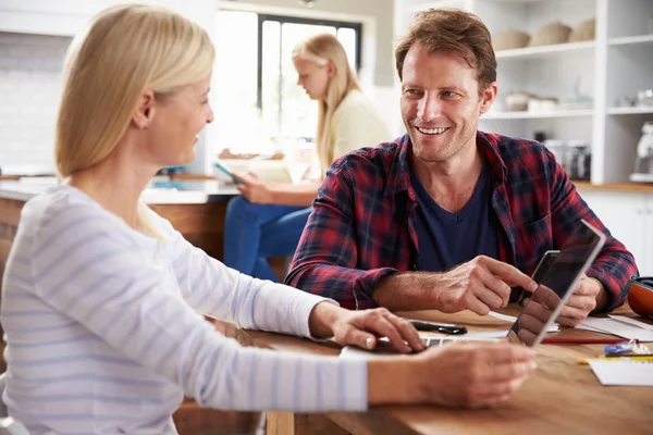 Paar met behulp van computers — Stockfoto