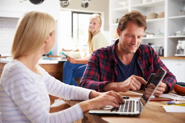 Casal usando computadores — Fotografia de Stock