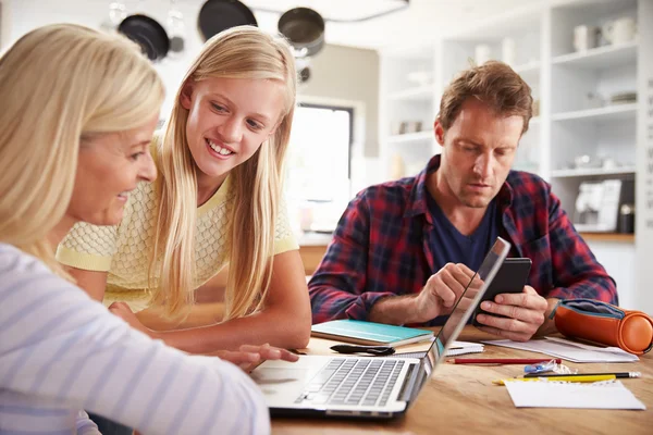 Figlia aiutare i suoi genitori con nuove tecnologie — Foto Stock