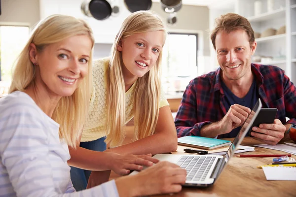 Fille aider ses parents avec les nouvelles technologies — Photo