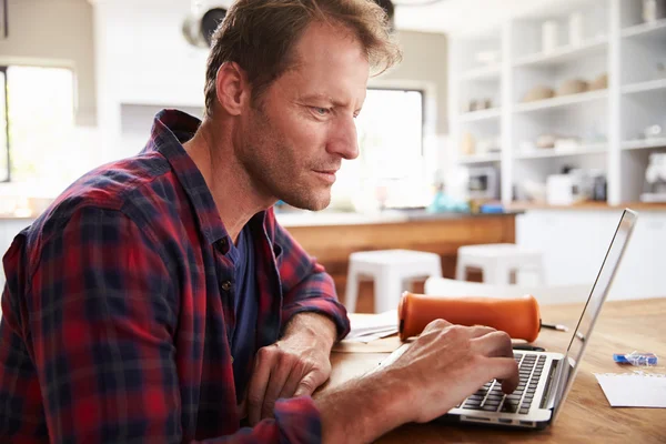 Man die thuis aan laptop werkt — Stockfoto