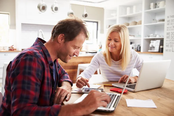 Man en vrouw werken samen — Stockfoto