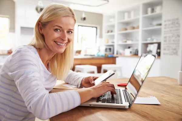 Vrouw die thuis aan laptop werkt — Stockfoto