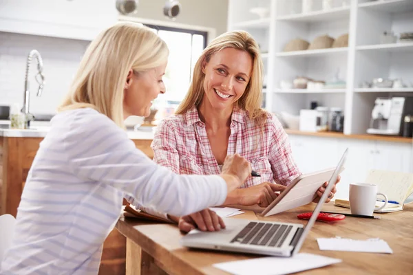 Dos mujeres trabajando juntas —  Fotos de Stock