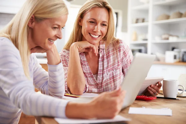 Zwei Frauen arbeiten zusammen — Stockfoto