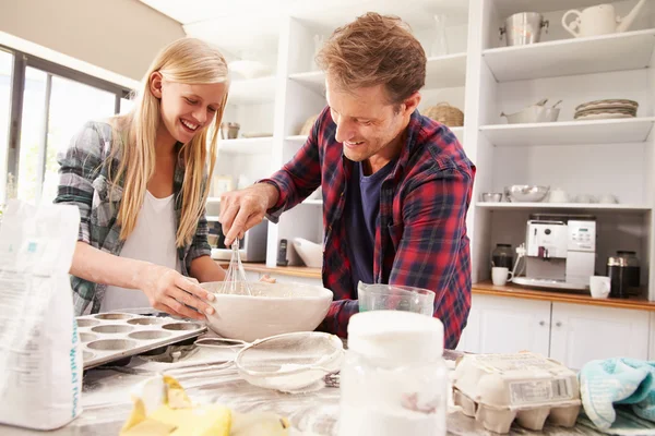 Vater und Tochter backen gemeinsam einen Kuchen — Stockfoto