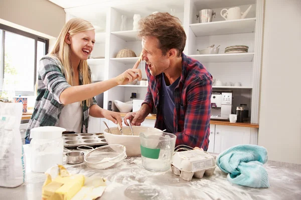 Padre e hija haciendo un pastel juntos —  Fotos de Stock