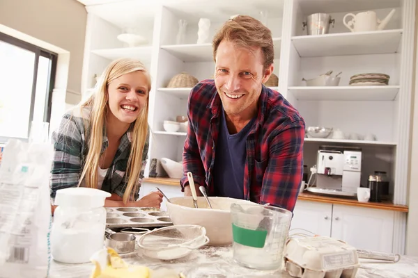 Father and daughter making a cake together — Stock Photo, Image