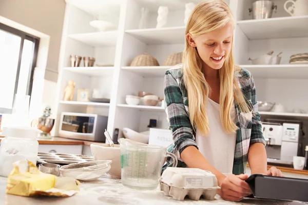 Jeune fille cuisson à la maison — Photo