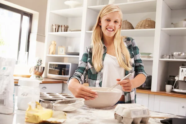 Jeune fille cuisson à la maison — Photo