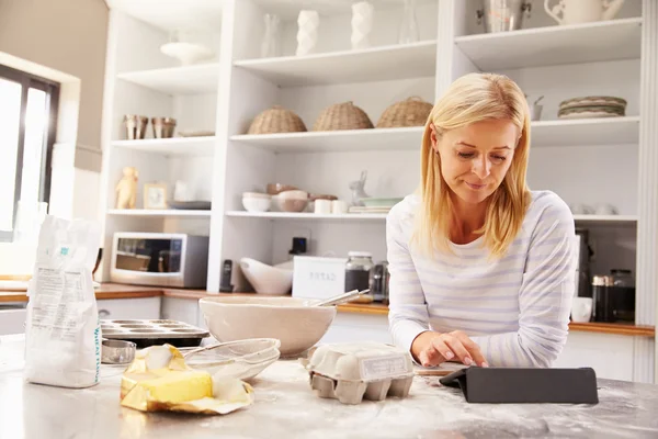 Mujer horneando en casa —  Fotos de Stock