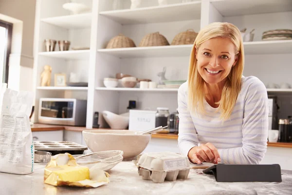 Kvinna bakning hemma — Stockfoto