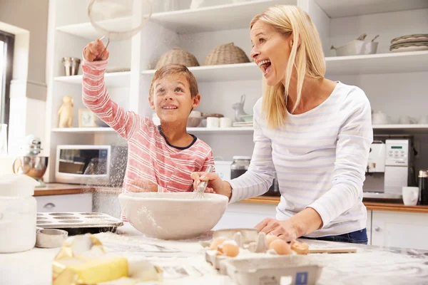 Anne ve oğul birlikte yemek pişiriyorlar. — Stok fotoğraf