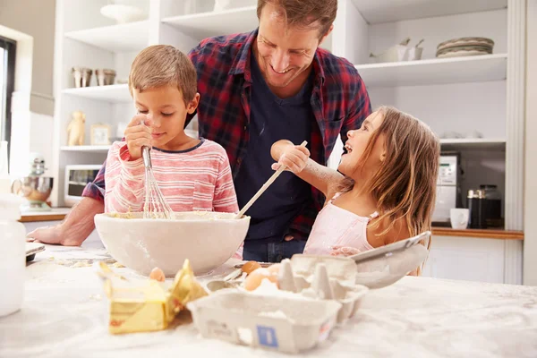 Отец печет с детьми — стоковое фото