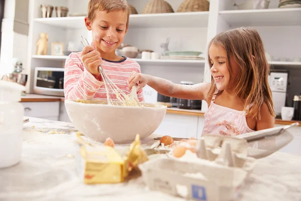 Çocuklar eğleniyor mutfakta pişirme — Stok fotoğraf