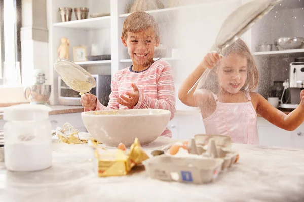 嬉笑的孩子在厨房里烘烤 — 图库照片
