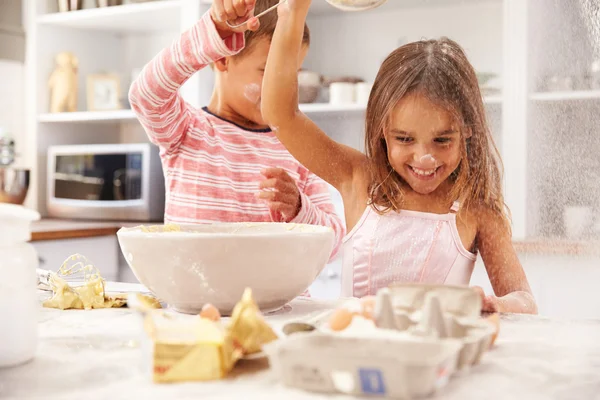 嬉笑的孩子在厨房里烘烤 — 图库照片