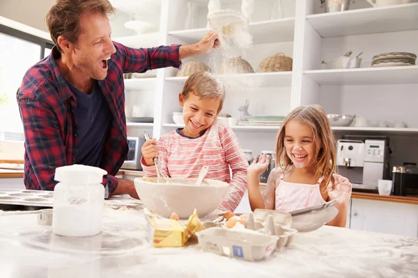 Padre cottura con i bambini — Foto Stock